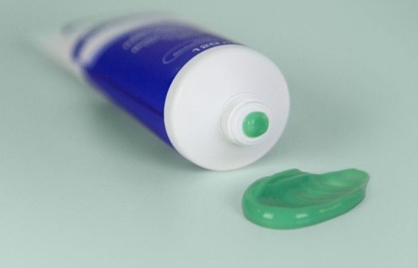 Tube d'Argel 7 ouvert avec une noisette de gel vert